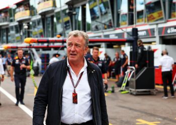 jeremy clarkson flirt met f1 sponsoring na britse