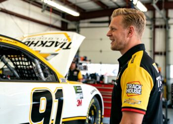 kevin magnussen maakt officieel nascar debuut