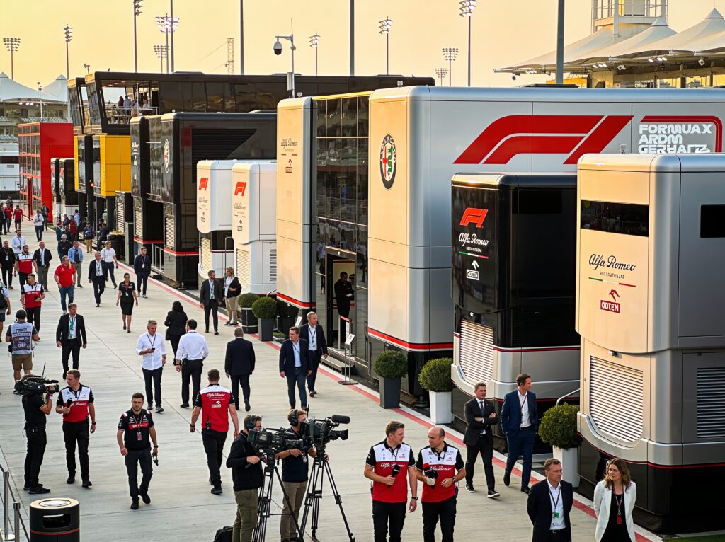 kritiek op f1 sport is theater geworden voor rende