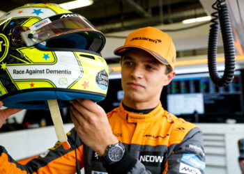 lando norris veilt unieke racehelm voor race again