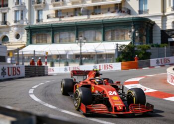 leclerc leidt ferrari 1 2 in enerverende training