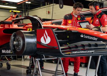leclerc stapt over op remmen van hamilton na crash