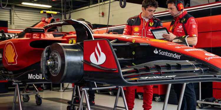 leclerc stapt over op remmen van hamilton na crash