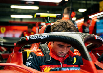 leclerc start vierde in thuisrace na zeer rommelig