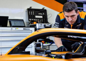 mclaren in zwaar weer nieuwe voorvleugel werkt nie