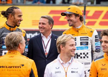 mclaren verenigt hamilton alonso en hakkinen voor