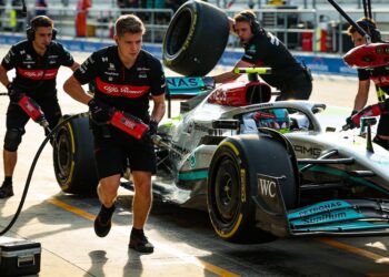 mercedes bekent pitstopfout kostte russell zege in