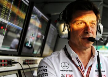 mercedes duo onder toezicht na felle strijd in can