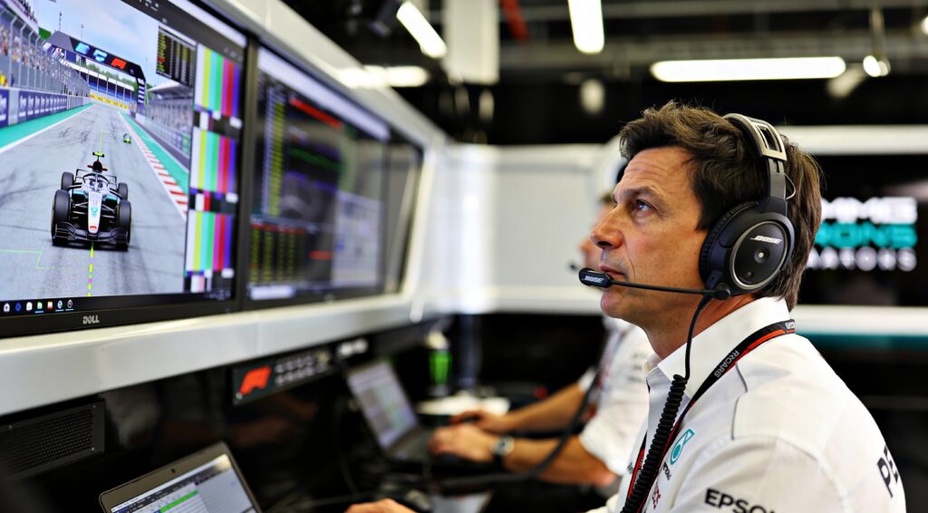 mercedes laat teugels vieren geen teamorders in ti