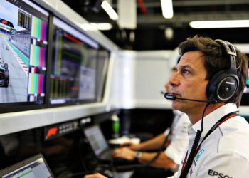 mercedes laat teugels vieren geen teamorders in ti