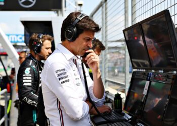 mercedes vecht straf russell uit monaco aan bij fi