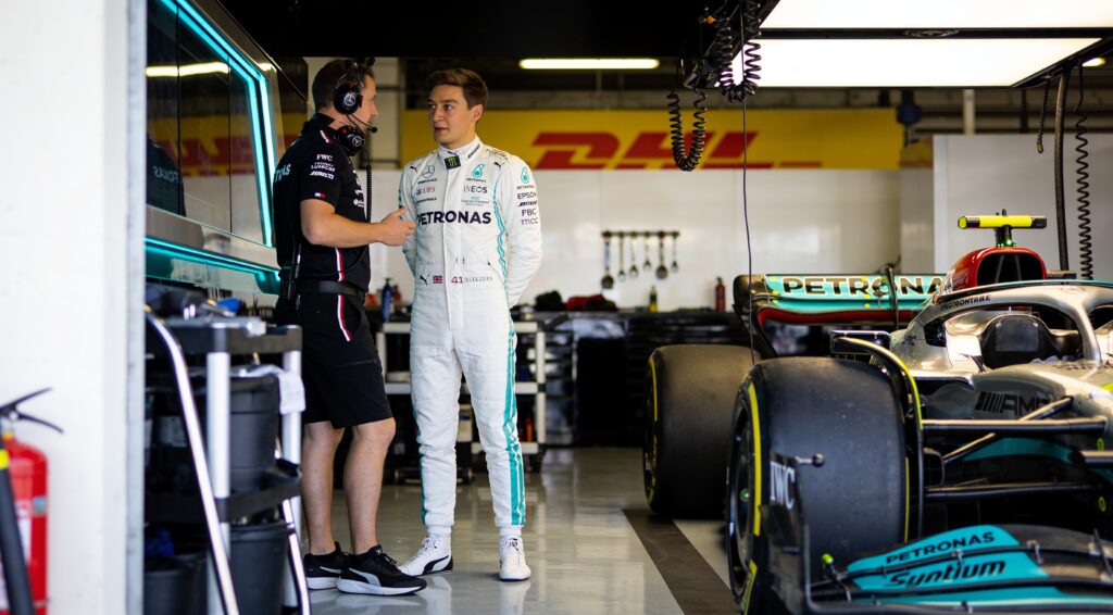 mercedes zet vesti in w17 tijdens eerste training