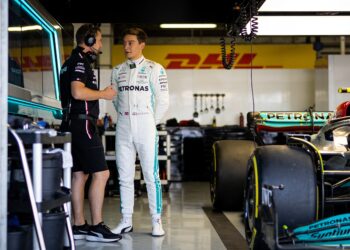 mercedes zet vesti in w17 tijdens eerste training