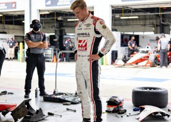 mick schumacher gooit indycar podium weg met pijnl