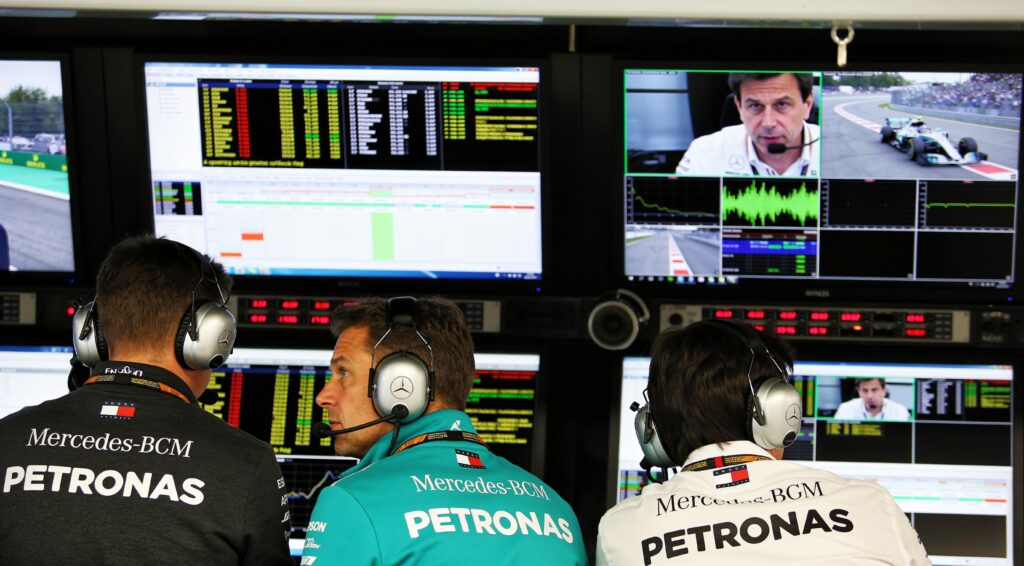 montoya mercedes bracht russell in de problemen in