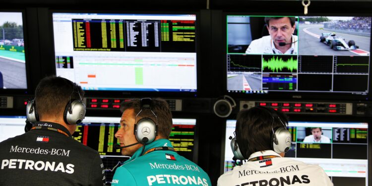 Montoya: 'Mercedes bracht Russell in de problemen in Spanje' 1 montoya mercedes bracht russell in de problemen in