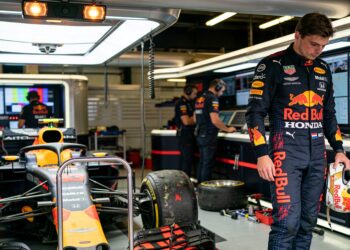 motorprobleem dwingt verstappen tot opgave in mona