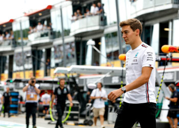 pech achtervolgt russell van f1 bolide tot klassie
