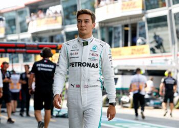 pech voor russell in barcelona fotograaf geraakt m