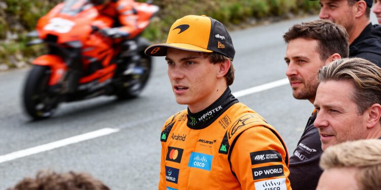 Piastri vol ongeloof op Isle of Man: 'Deze coureurs zijn gek' 1 piastri vol ongeloof op isle of man deze coureurs