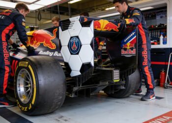 racing bulls onthult speciale voetbal livery voor