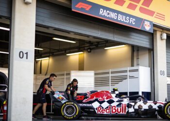racing bulls viert wk start met speciale livery in