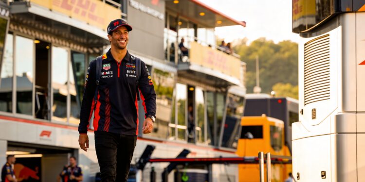 ricciardo richt vizier op f1 zomer met kledingmerk