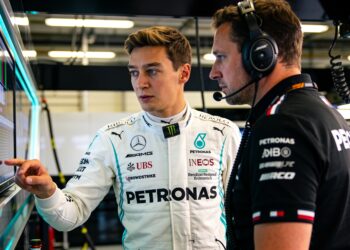 russell kritisch op mercedes na strategische chaos