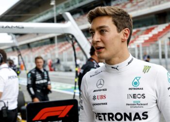 russell op pole in barcelona cruciale slag in merc