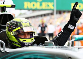 russell pakt pole in barcelona na reset hamilton v