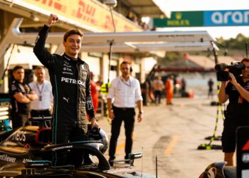 russell pakt pole in spanje hamilton verrast op ee
