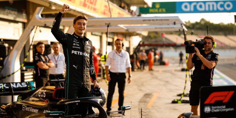 russell pakt pole in spanje hamilton verrast op ee