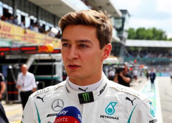 russell waarschuwt ontwikkelingsrace bepaalt f1 se