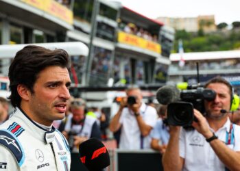 sainz haalt uit naar rivalen na uitvalbeurt in mon