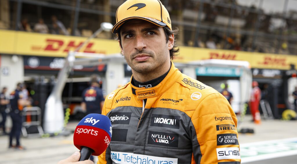 sainz wijst op geluk bij hamiltons eerste ferrari