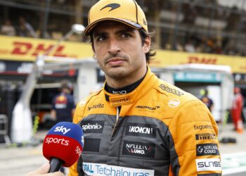 sainz wijst op geluk bij hamiltons eerste ferrari