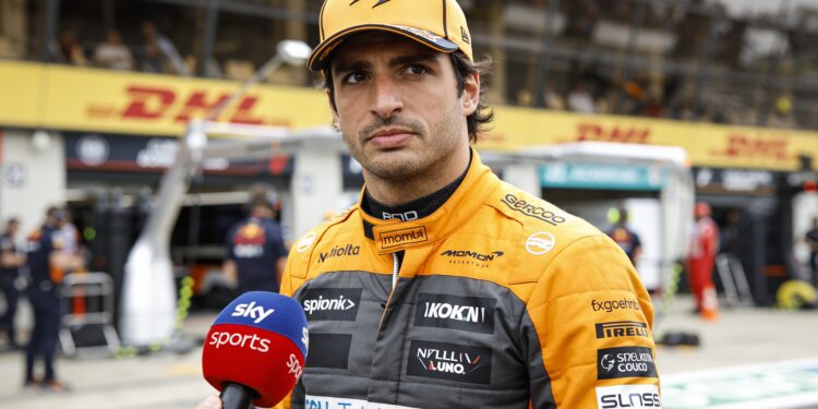 sainz wijst op geluk bij hamiltons eerste ferrari
