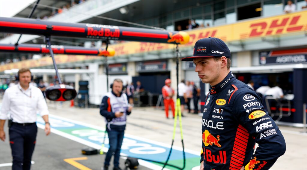 verstappen laat red bull in onzekerheid over contr