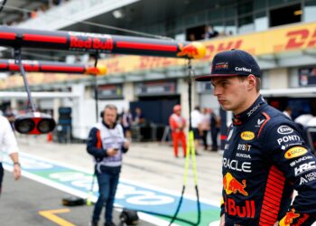 verstappen laat red bull in onzekerheid over contr