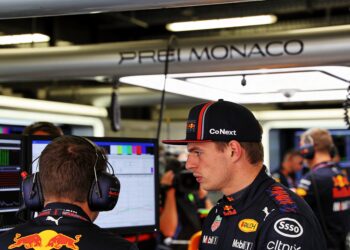 verstappen opent jacht op ferrari in straten van m