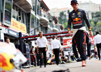 verstappen verlaat circuit monaco na startdrama en