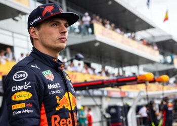 verstappen zet f1 toekomst in de wacht geen haast