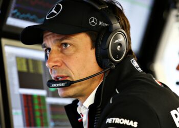 wolff dreigt met contractaanpassing voor mercedes