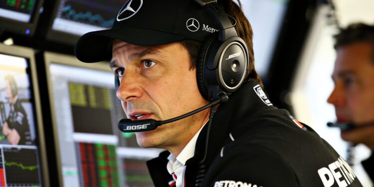 wolff dreigt met contractaanpassing voor mercedes