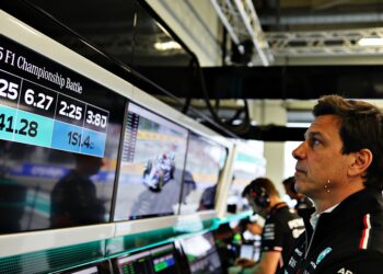 wolff erkent hamilton als titelkandidaat na eerste