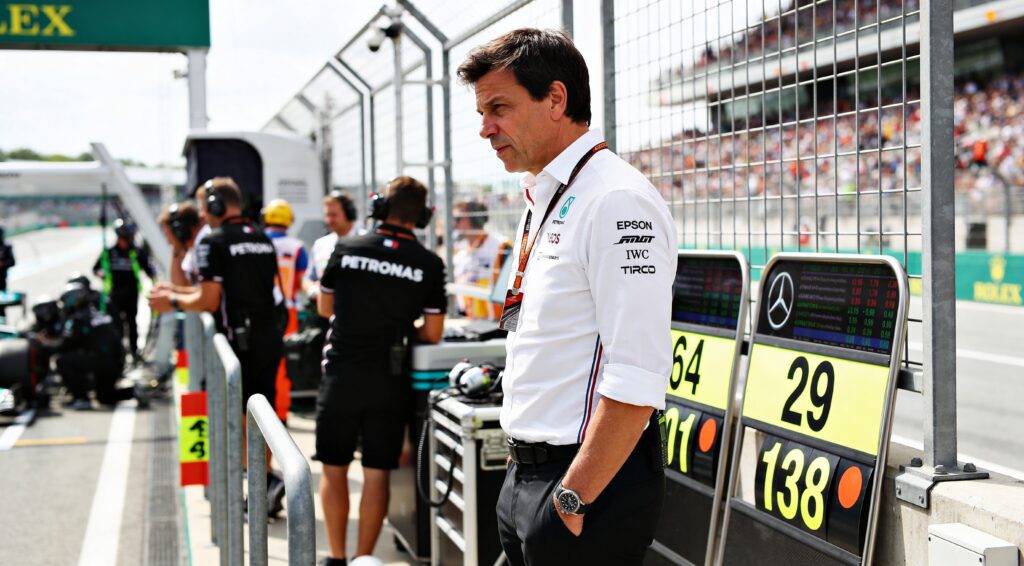 wolff geeft kapitale pitstopfout met russell in mo