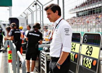 wolff geeft kapitale pitstopfout met russell in mo