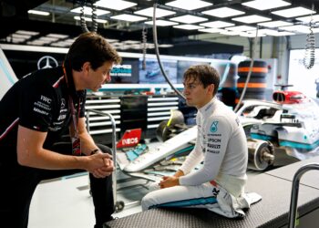 wolff maant russell tot kalmte na dramatische race