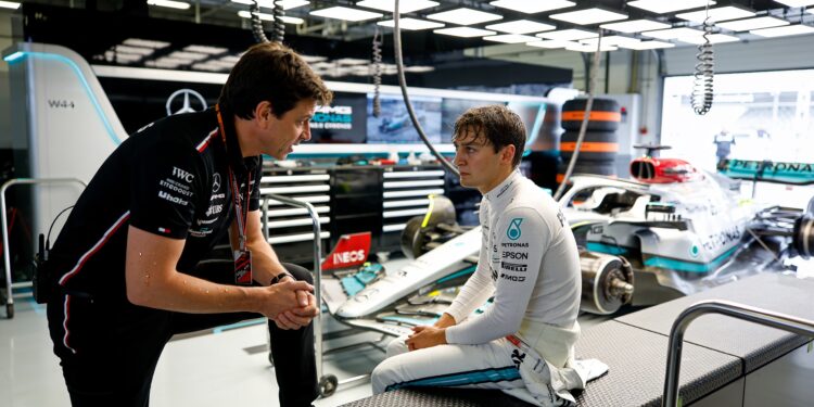 wolff maant russell tot kalmte na dramatische race
