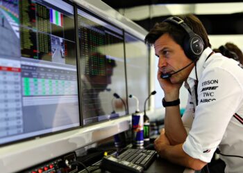 wolff noemt mercedes race waardeloos na eerste fer